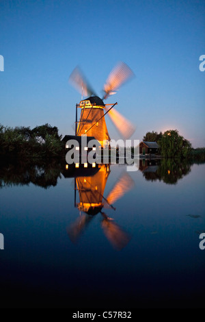 Den Niederlanden, Kinderdijk, beleuchtete Windmühle, UNESCO-Weltkulturerbe. Stockfoto