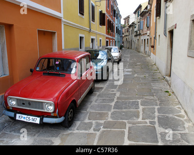 Parken in einer Seitenstraße in Izola (Isola), Slowenien Stockfoto