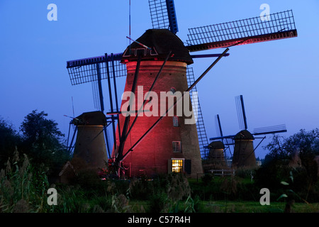 Den Niederlanden, Kinderdijk, beleuchtete Windmühlen, UNESCO-Weltkulturerbe. Stockfoto