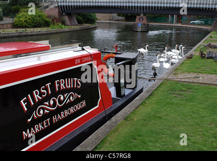 Narrowboat vertäut am Kennet und Avon Kanal, Newbury, Berkshire, England, UK Stockfoto