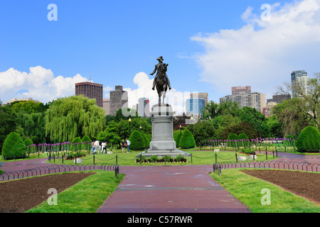 George Washington-Statue als Wahrzeichen in Boston Common Park mit Skyline der Stadt und Wolkenkratzern. Stockfoto