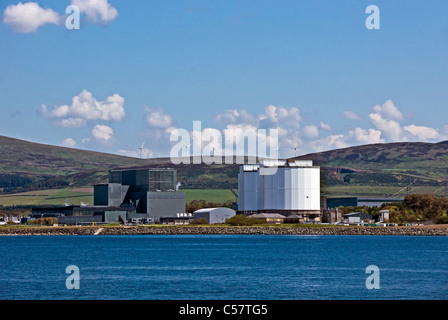 Hunterston Kernkraftwerk in Hunterston Ayrshire Schottland von den Firth of Clyde-Seite mit Windkraftanlagen hinter gesehen Stockfoto