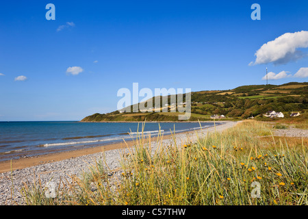 Llanddona, Isle of Anglesey, North Wales, UK. Blick auf ruhigen Kiesstrand mit Gräser wachsen am Ufer in Red Wharf Bay Stockfoto