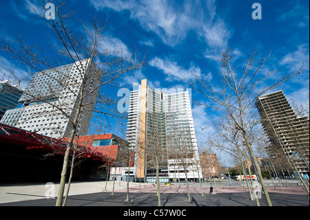 Blick auf moderne Wolkenkratzer in Diagonal Mar von Barcelona, Spanien Stockfoto