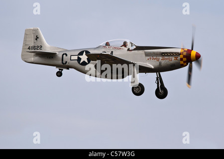 North American P - 51D Mustang Nooky Booky IV über den Boden im IWM Duxford Stockfoto