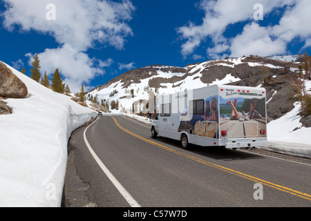 Wohnmobil-Wohnwagen auf Highway 108 Sonora Pass im Schnee Sierra Nevada, Kalifornien USA Stockfoto