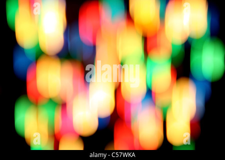 Bunte Lichtflecken vor schwarzem Hintergrund Stockfoto