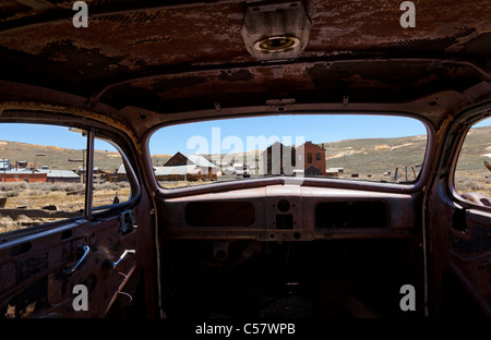 Bodie Geisterstadt von innen ein Rusiting altes Auto Bodie State Historic Park California USA Vereinigte Staaten von Amerika Stockfoto