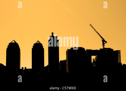 Bau. Silhouetten von mehrstГ¶ckigen Häuser, die Gebäude-Kran gegen den Himmel Stockfoto