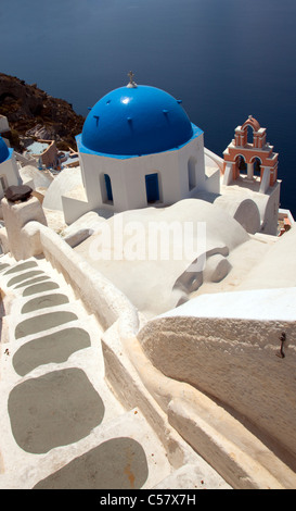 Oia, Santorini, griechische Insel, Griechenland, kultigen blauen Kuppelkirche und Glockenturm weiß gewaschen gemalt Schritte Kykladen caldera Stockfoto