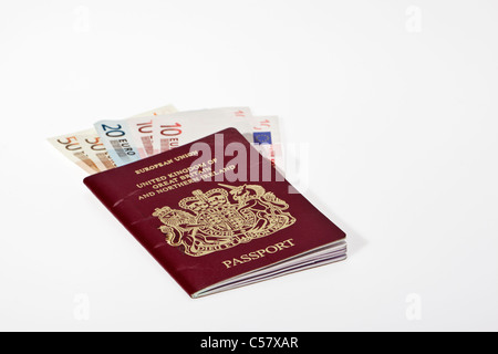 Britischen Reisepass mit Euro-Banknoten Stockfoto