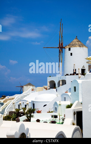 Oia, Santorini, griechische Insel, Griechenland, ikonischen Windmühle in der Stadt umgeben von weißen gewaschenen Gebäuden und malte Schritte Stockfoto