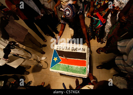 Süden sudanesische Frau hält einen Republik Südsudan Flagge Kuchen während der Feierlichkeiten zur Unabhängigkeit Stockfoto