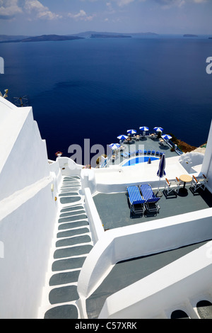 Thira, Santorini, griechische Insel, Griechenland, Treppe nach unten zu bar Pool Sonnen liegen und Sonnenschirme Caldera Kykladen Stockfoto