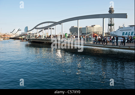 Blick auf die bewegliche Brücke am Barcelona Marina Hafen (Moll De La Fusta), Spanien Stockfoto