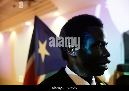 South Sudan Mann hält die Fahne der Republik Südsudan während der Feierlichkeiten zur Unabhängigkeit Stockfoto