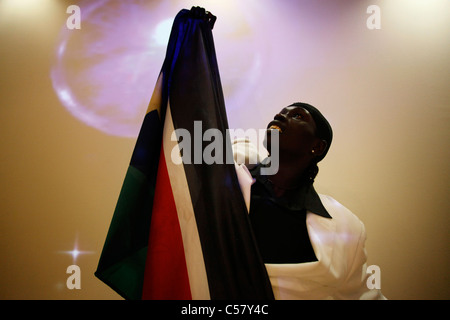 South Sudan Mann hält die Fahne der Republik Südsudan während der Feierlichkeiten zur Unabhängigkeit Stockfoto