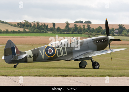 Die Grace Spitfire ML407 OU-V G-LFIX im Duxford Stockfoto