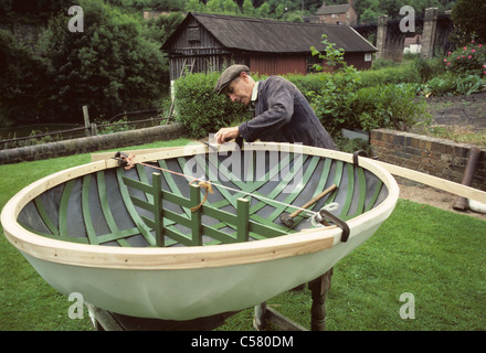 Eustace Rogers Coracle Maker in Ironbridge BILD VON DAVID BAGNALL Stockfoto