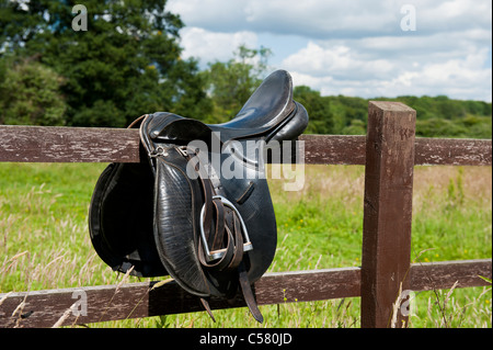 Sattel auf Post und bereit, bis Pferd UK Pferdesport tack Zaun Stockfoto