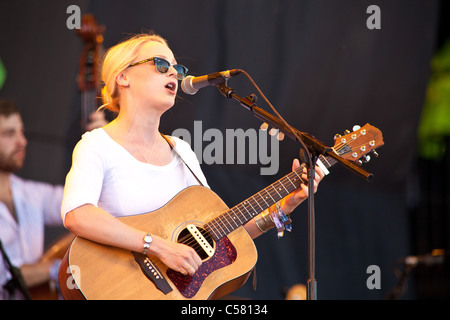 Laura Marling auf der Hauptbühne der Pyramide auf dem Glastonbury Music Festival 2011, Somerset, England, Vereinigtes Königreich. Stockfoto