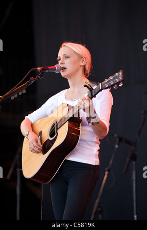 Laura Marling auf der Hauptbühne der Pyramide auf dem Glastonbury Music Festival 2011, Somerset, England, Vereinigtes Königreich. Stockfoto