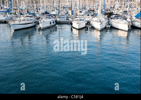 Blick auf die verankerte Boote am Barcelona Marina Hafen (Moll De La Fusta), Spanien Stockfoto