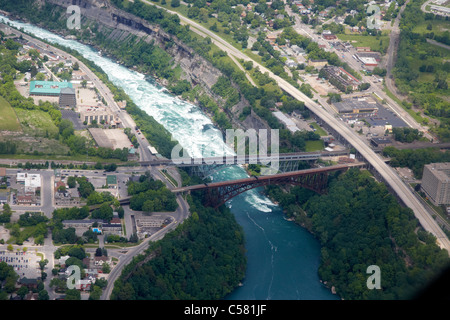 die geschlossene Michigan zentrale Eisenbahnbrücke und die Whirlpool Rapids Bridge zwischen den Usa und Kanada in der Nähe von Niagara Falls ontario Stockfoto