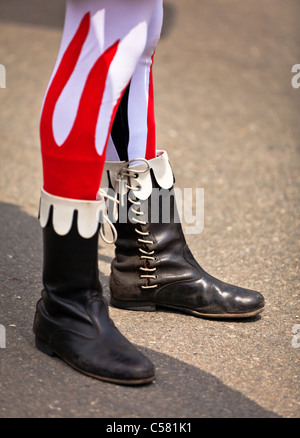 Nahaufnahme von roten, weißen und schwarzen Festival Hose, Seiser Alm, Italien Stockfoto