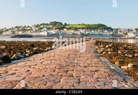 Rückblick auf Ebbe entlang der Damm verbindet St. Michaels Mount mit dem Festland in Marazion, Cornwall, UK Stockfoto