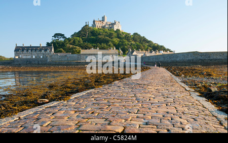 Suche entlang der Gezeiten Damm in Richtung St. Michaels Mount, Cornwall, UK Stockfoto