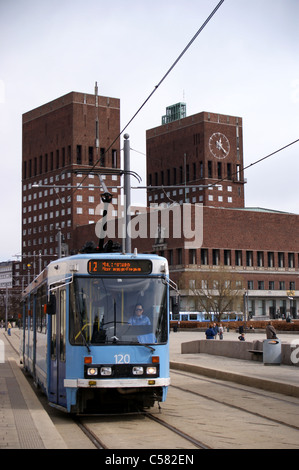 Eine Straßenbahn vor Oslo Rathaus, Radhus, Norwegen Stockfoto