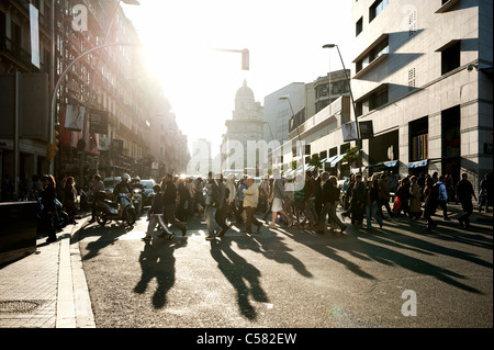 Menschen Sie Pf überqueren einer viel befahrenen Straße von Barcelona, Spanien Stockfoto