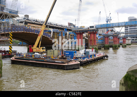 Blackfriars Station Rebuild über Blackfriars Railway Bridge, London, Großbritannien - Mai 2011 Stockfoto