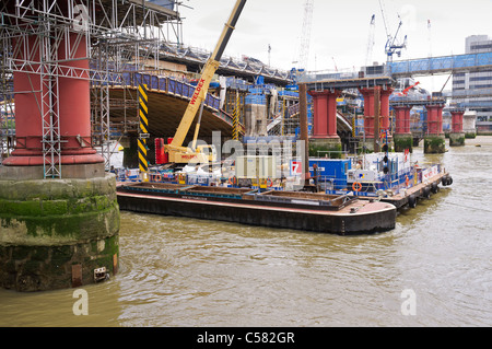 Blackfriars Station Rebuild über Blackfriars Railway Bridge, London, Großbritannien - Mai 2011 Stockfoto