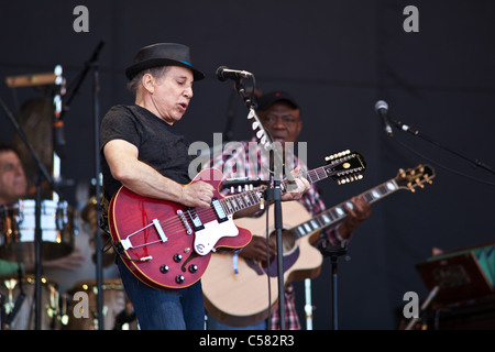 Paul Simon amerikanischen Singer-Songwriter und Schauspieler, die auf der Pyramide der Bühne, Glastonbury Festival 2011, Somerset, England, Vereinigtes Königreich. Stockfoto