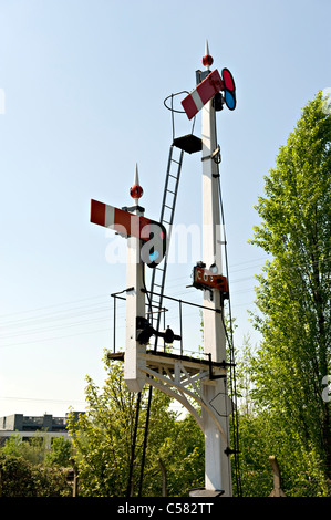 Unteren Quadranten Semaphore Eisenbahn Signale zeigt Stop und fordert die Signale Stockfoto