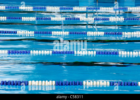 Swimming Pool für Wettbewerb, Schwimmbahnen schwimmen. Stockfoto