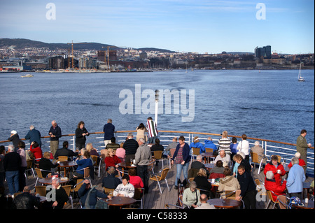 Passagiere auf dem Achterdeck des Kreuzfahrtschiffes Marco Polo verlassen Oslo Hafen, Norwegen. Archivbild, verschrottet 2021 Stockfoto