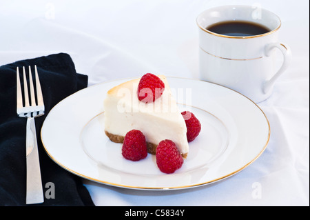 Vanille-Käsekuchen auf weißen Teller. Stockfoto