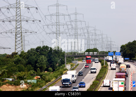 Autobahn A57, Verkehr, Hochspannungsleitungen, Stromleitungen, Hochspannung Stromleitungen. Deutschland. Stockfoto