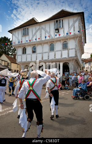 Morris Dancing am Centenary Morris Tanz Festival in Thaxted, Essex, England, im Jahr 2011, vor der alten Guildhall Stockfoto