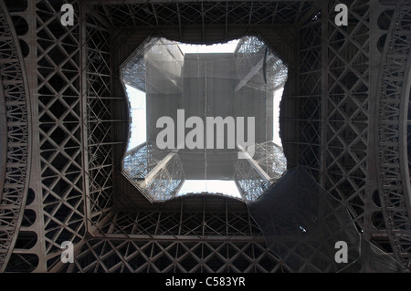 Wurm-Blick auf Eiffelturm Paris Frankreich. Stockfoto