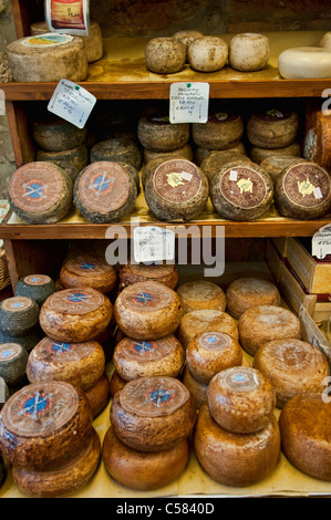 Eine traditionelle italienische Shop Verkauf von Käse in Montepulciano, Toskana Stockfoto
