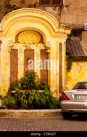 Innenhof, Brunnen und geparkten Mercedes Benz, Rom, Latium, Italien Stockfoto