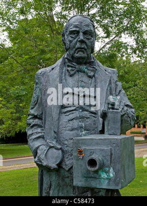 Bronzestatue von William Henry Fox Talbot von Greta Berlin Greenway Bussines Park Chippenham, Wiltshire England Stockfoto