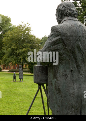 Bronzestatue von William Henry Fox Talbot von Greta Berlin Greenway Bussines Park Chippenham, Wiltshire England Stockfoto