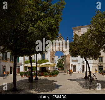 Italien, Europa, Arco di Sant'Antonio, Martina Franca, Apulien, Stadt, Dorf, Wald, Holz, Bäume, Frühling, Menschen, Stadttor, Stockfoto