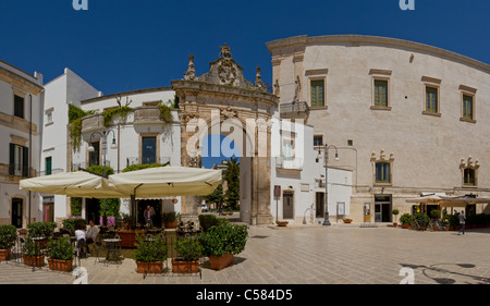 Italien, Europa, Arco di Sant'Antonio, Martina Franca, Apulien, Stadt, Dorf, Frühling, Menschen, Straßencafé, Stadttor, Stockfoto