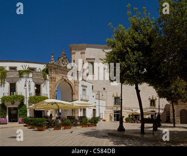 Italien, Europa, Arco di Sant'Antonio, Martina Franca, Apulien, Stadt, Dorf, Wald, Holz, Bäume, Frühling, Menschen, Straßencafé, Stockfoto